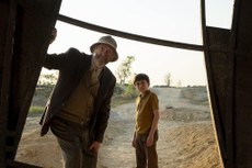 Jonathan Pryce e Duncan Joiner em um dos episódios de 'Contos do Loop'