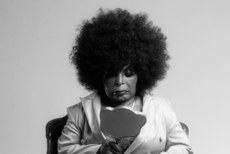 Neste mês: 80 anos de nascimento de Nara Leão; despedida da “voz do milênio” Elza Soares (foto), aos 91 anos; e os 40 anos de morte de Elis Regina