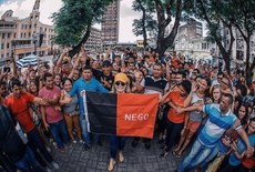 Marília Mendonça segura a bandeira da Paraíba em show surpresa no Ponto de Cem Réis