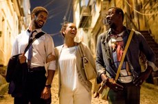 Alfred Enoch (E), Taís Araújo (C) e Seu Jorge (D) compõem o núcleo da trama
