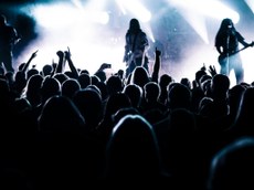 Os ídolos do rock vêm atravessando gerações, e o “velho” é o novo para a garotada