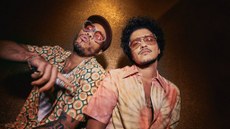 Anderson Paak (E) e Bruno Mars (D) formam o duo Silk Sonic, que lança seu disco de estreia
