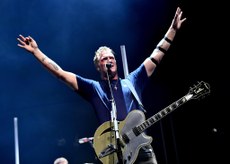 Vocalista Josh Homme, acusado de violência doméstica, entra em turnê com a banda