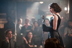 Rachel Brosnahan vive uma típica dona de casa dos anos 1950 que acaba ingressando na comédia ‘stand-up’