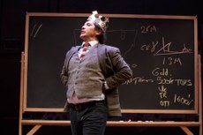 Com muito sarcasmo, John Leguizamo compartilha todo o seu conhecimento de 3 mil anos de história dos povos latino-americanos
