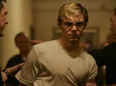 Evan Peters interpreta o assassino em série Jeffrey Dahmer no seriado da Netflix