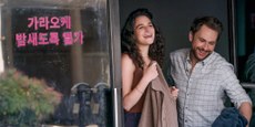 Protagonizado por Charlie Day D) e Jenny Slate (E), filme pega humor ‘millenials’ e
aplica os conflitos e desfechos de clássicas comédias românticas dos anos 1980.