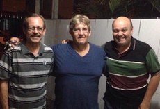 Silvio Marinho ladeado dos colegas de trabalho Eudes e Maninho