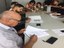 Representantes de empresas interessadas na obra entregam propostas