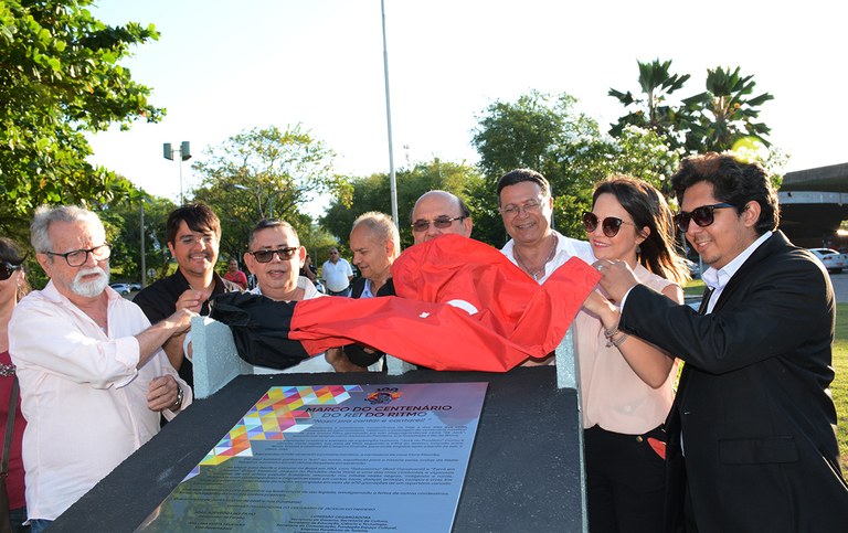 Placa no monumento