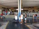 Passageiros aguardando os ônibus