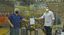 Flávio Tavares exibe sua tela ao lado do presidente da Funesc, Pedro Santos