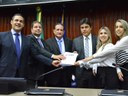 Momento de entrega do Código de Defesa do Consumidor - CDC em Braille Momento de entrega do Código de Defesa do Consumidor - CDC em Braille