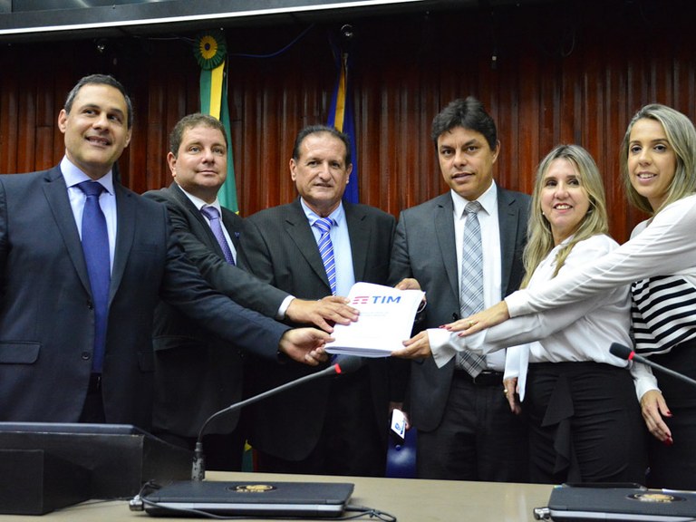 Momento de entrega do Código de Defesa do Consumidor - CDC em Braille