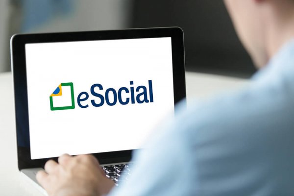 e-social-Senior-01-e1534505668215.jpg