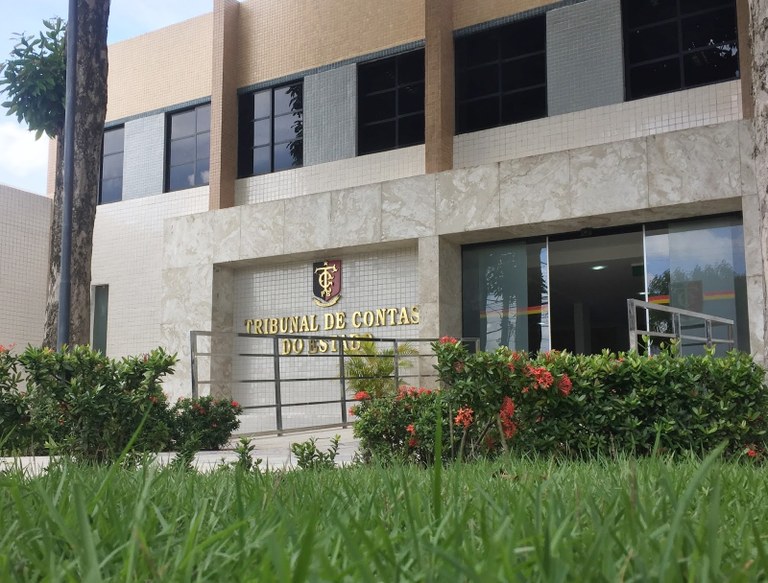 FACHADA DO TCE.jpg