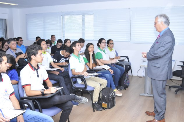 Estudantes -2.JPG